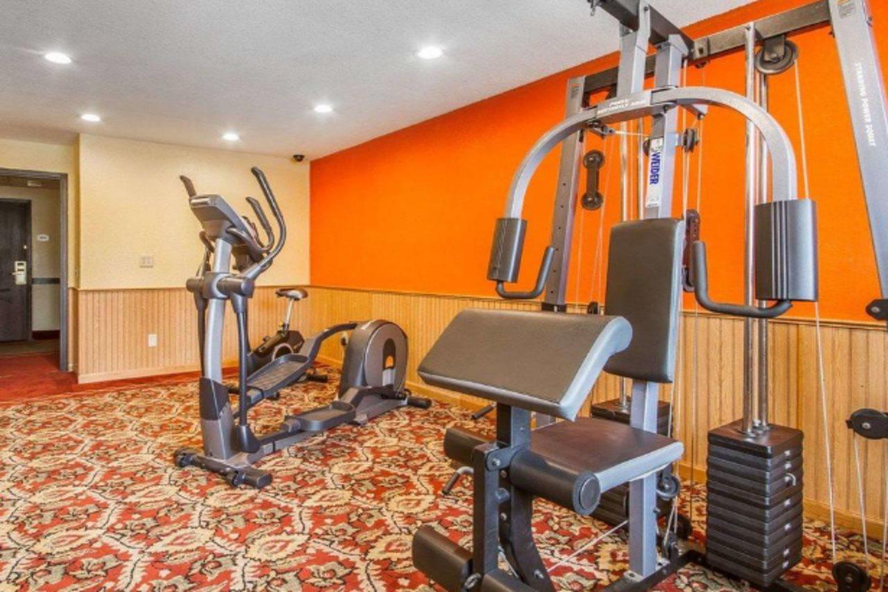 Rodeway Inn & Suites Madison East Esterno foto
