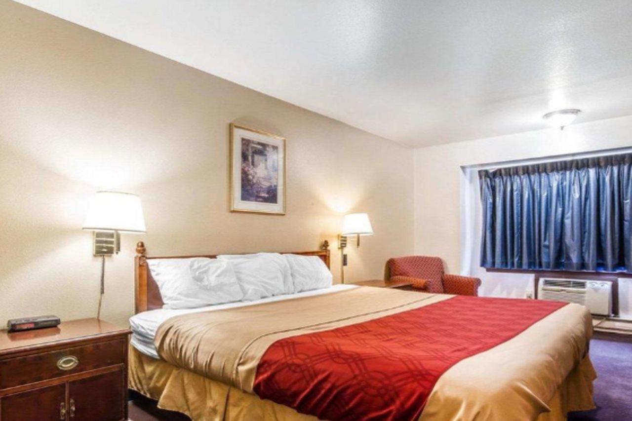 Rodeway Inn & Suites Madison East Esterno foto