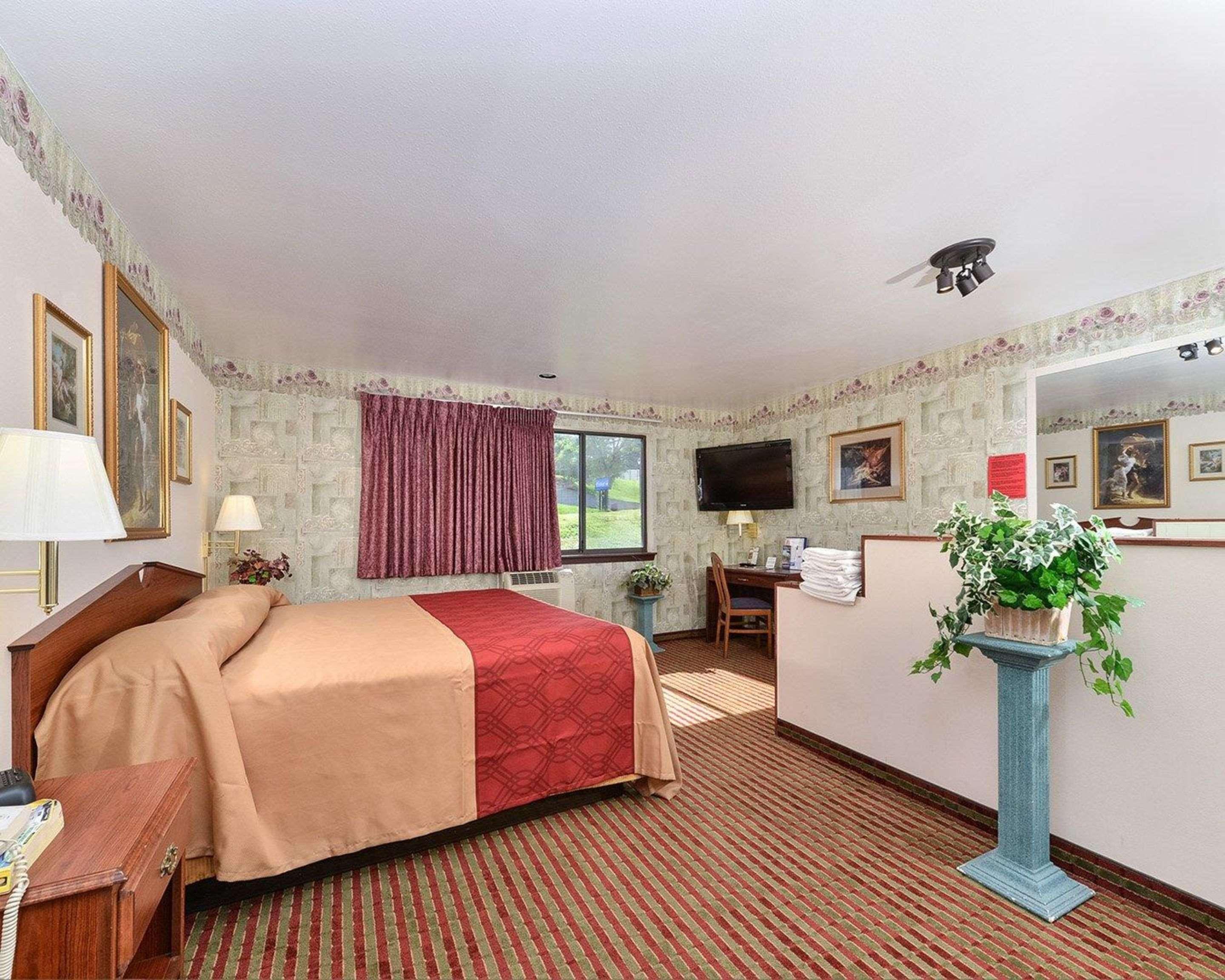 Rodeway Inn & Suites Madison East Esterno foto