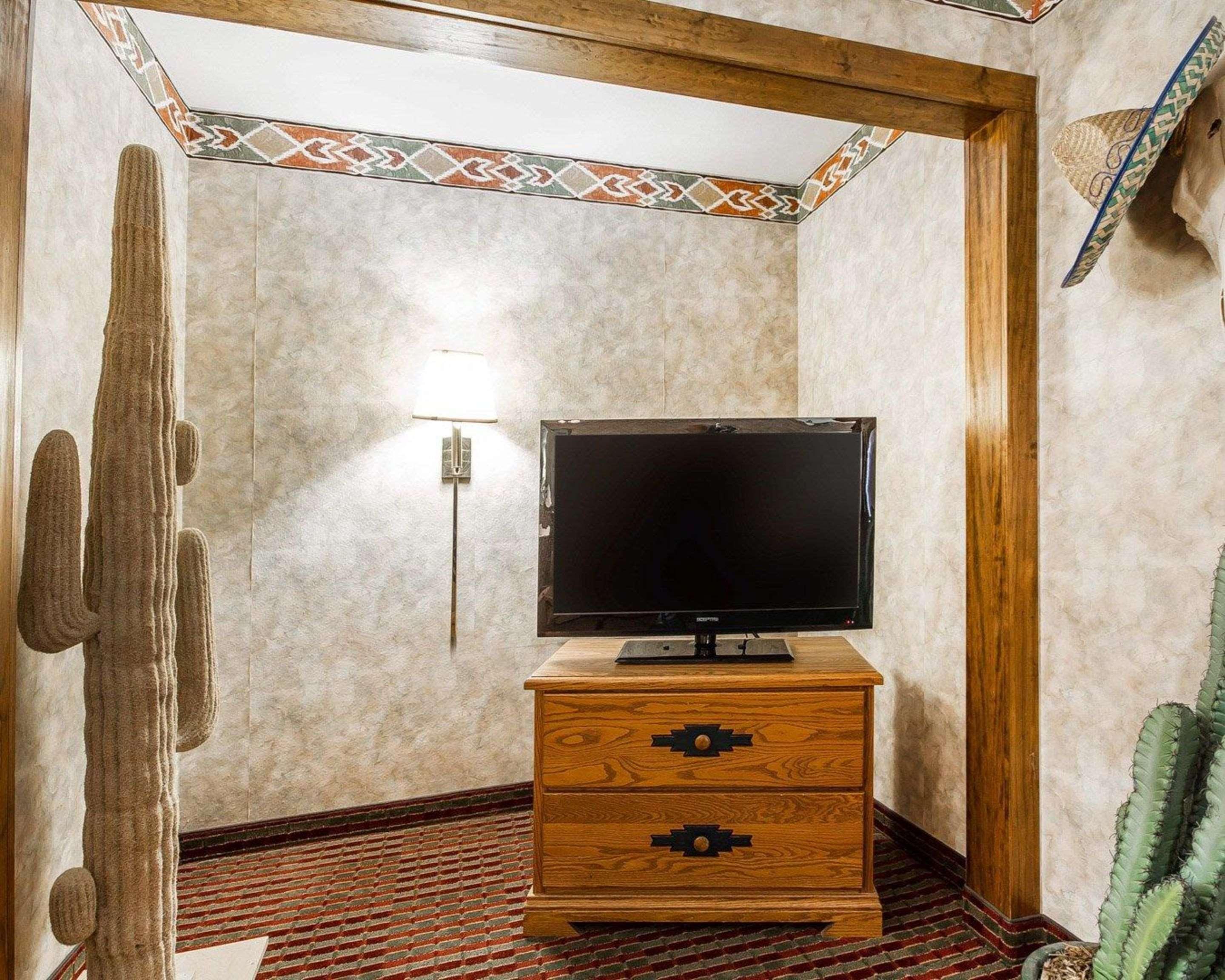 Rodeway Inn & Suites Madison East Esterno foto