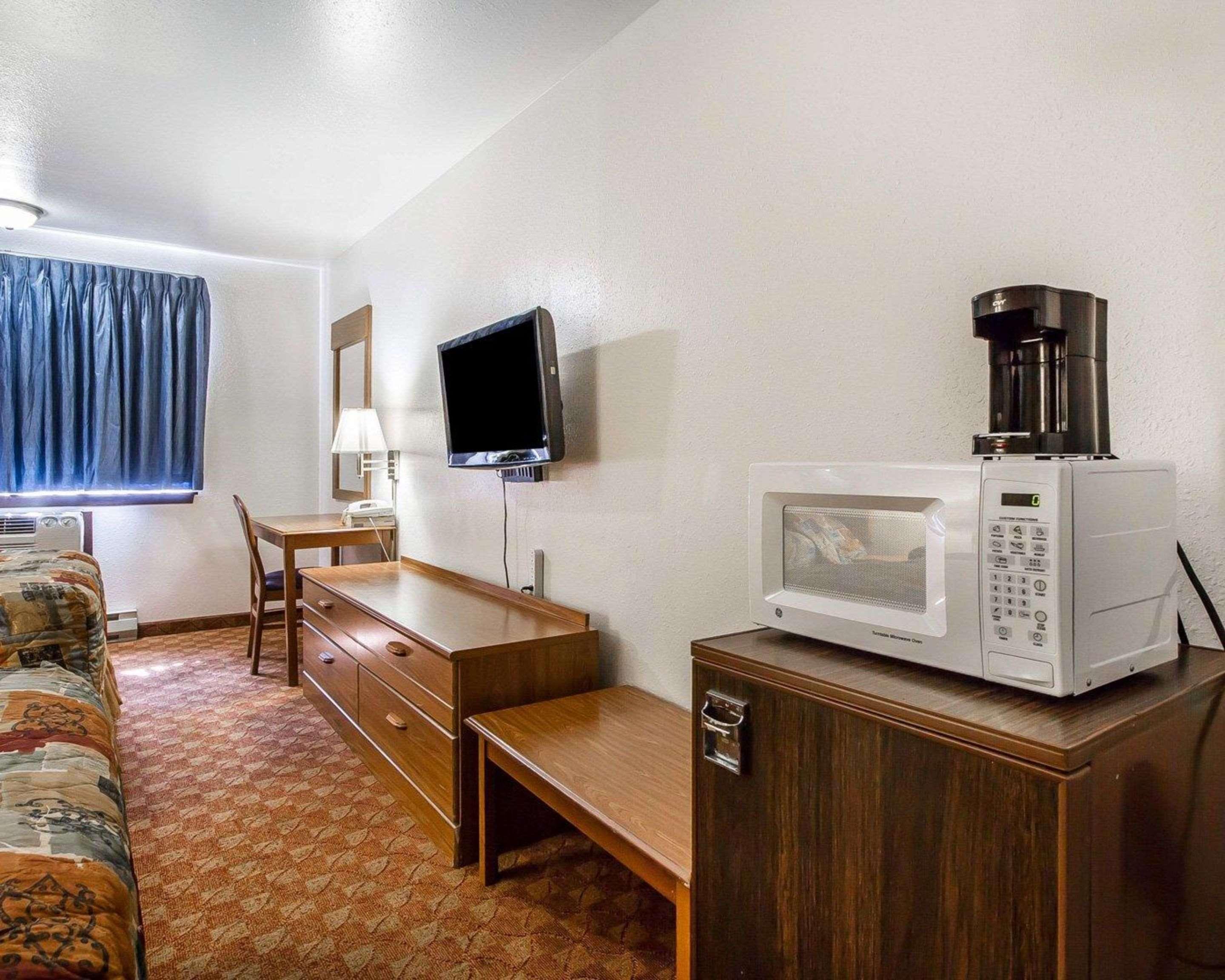 Rodeway Inn & Suites Madison East Esterno foto