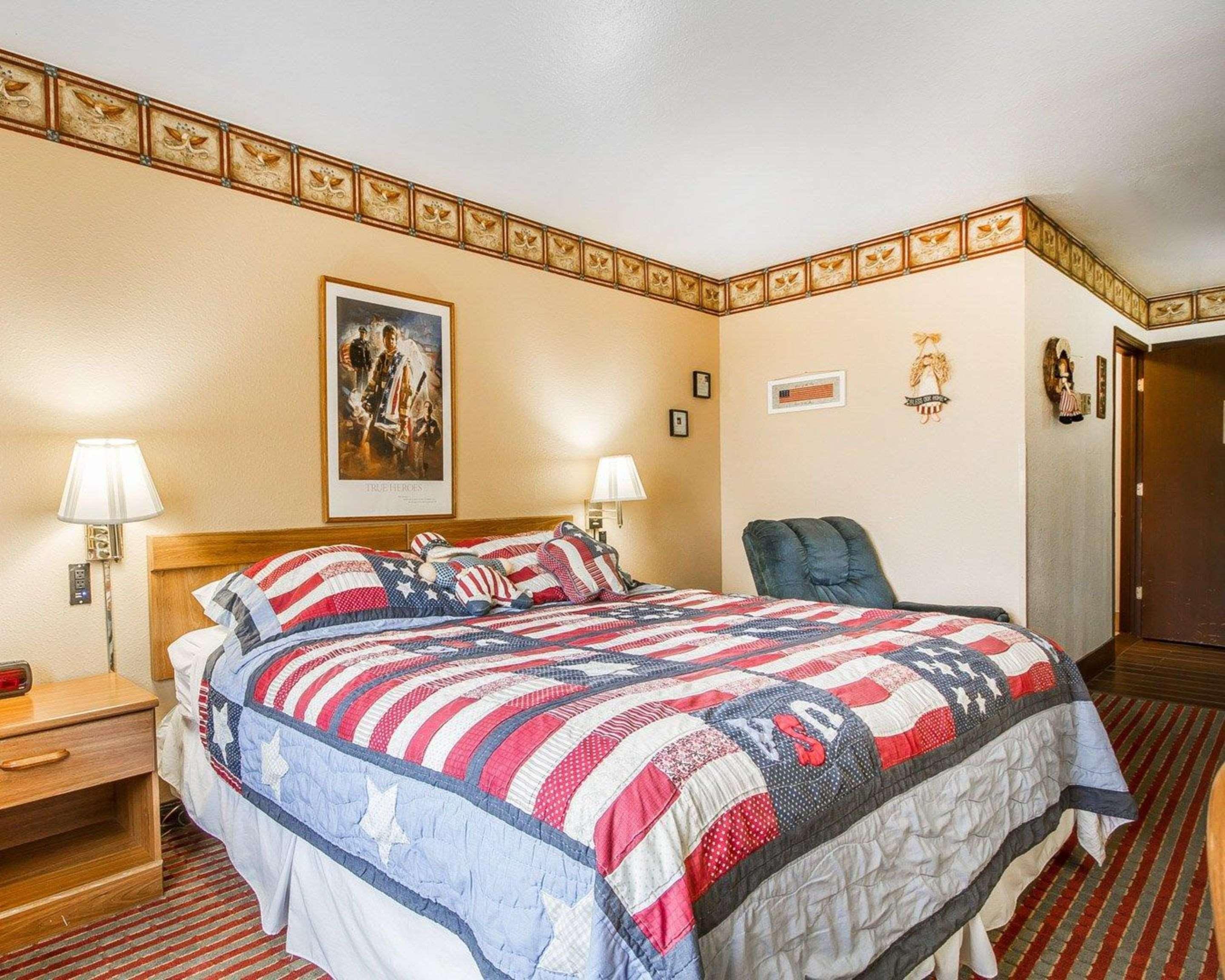 Rodeway Inn & Suites Madison East Esterno foto