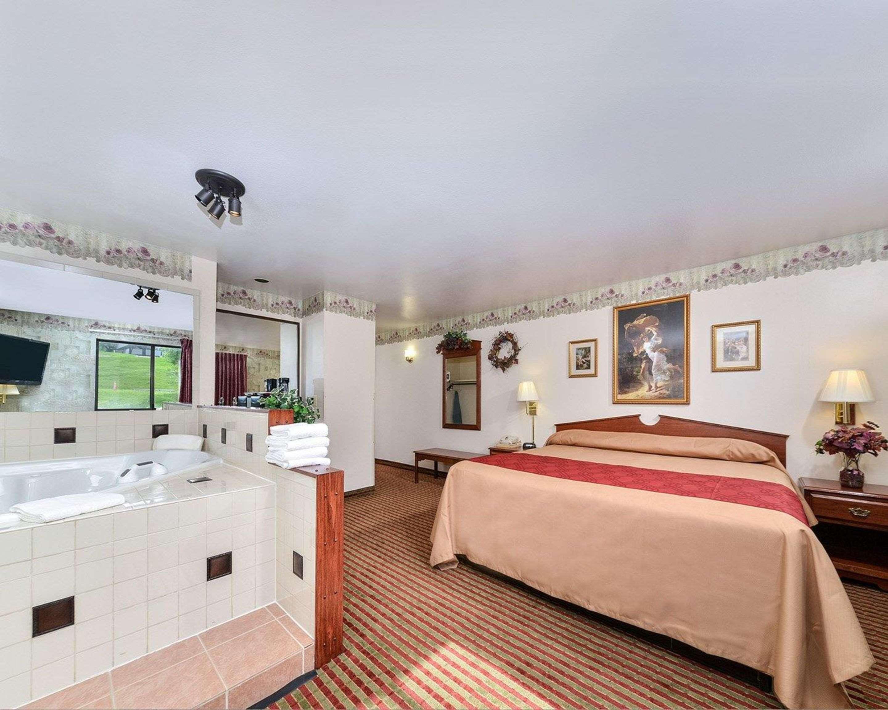 Rodeway Inn & Suites Madison East Esterno foto