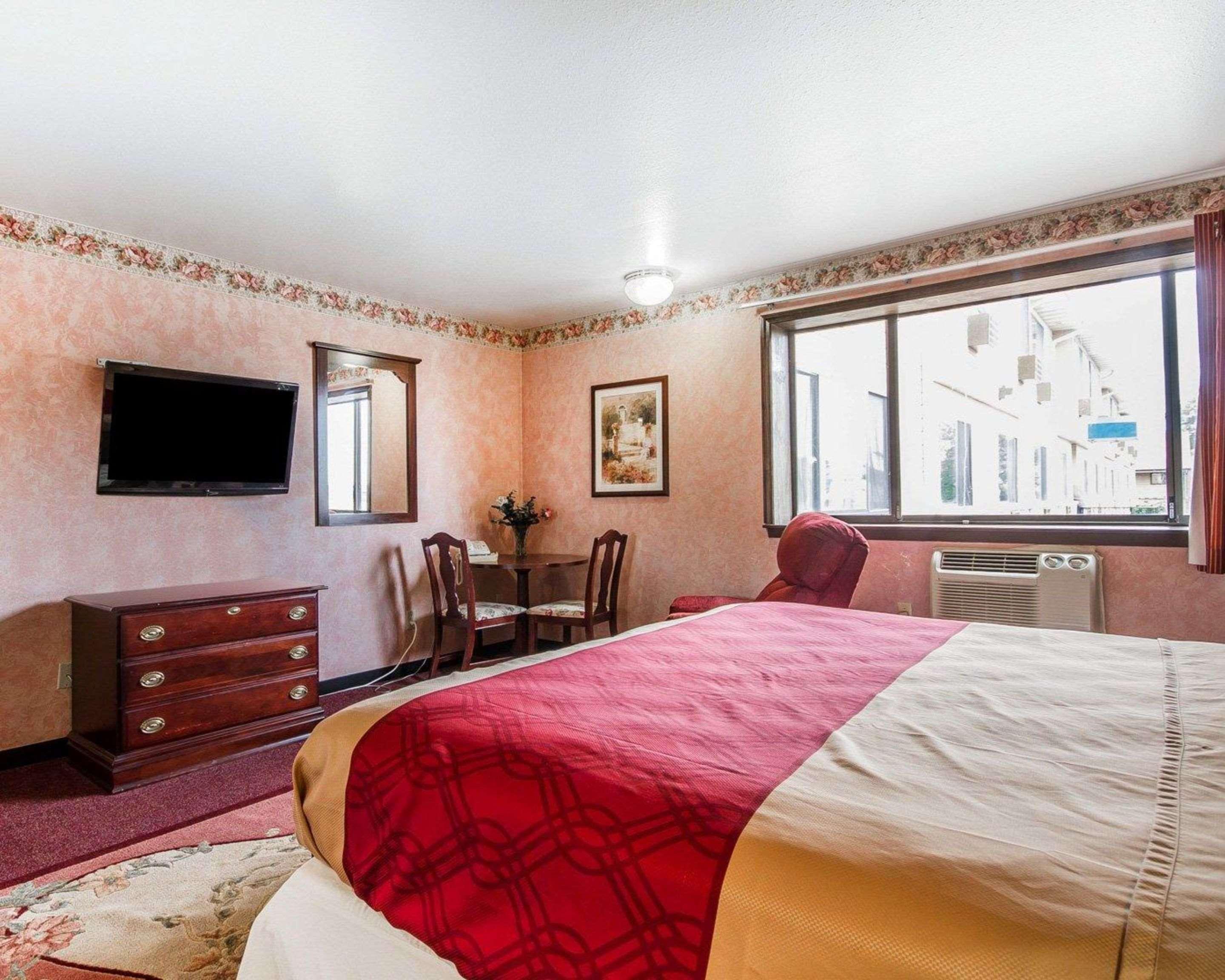 Rodeway Inn & Suites Madison East Esterno foto