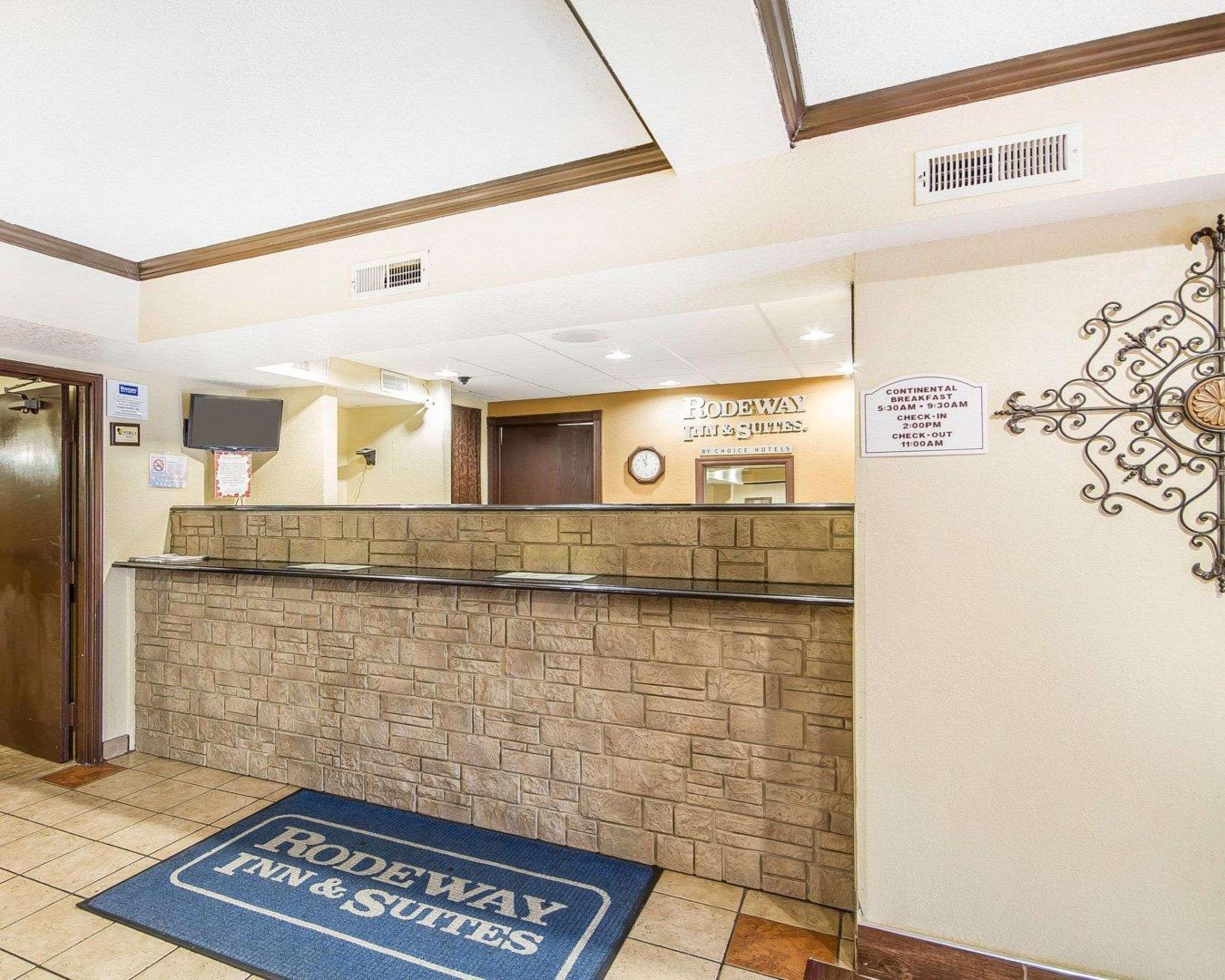 Rodeway Inn & Suites Madison East Esterno foto