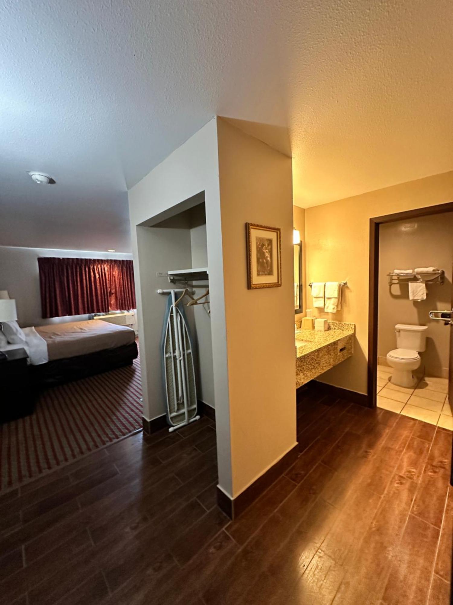 Rodeway Inn & Suites Madison East Esterno foto