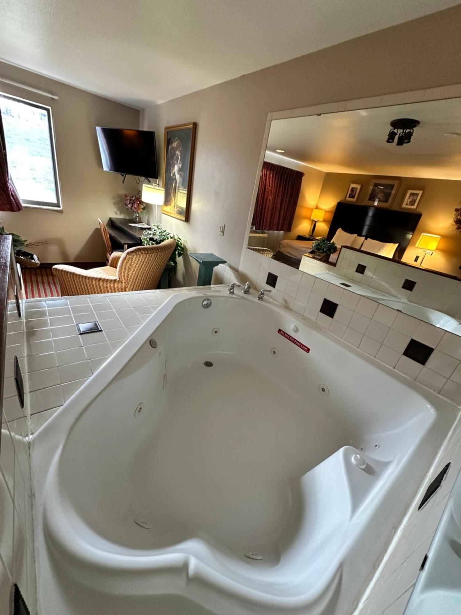 Rodeway Inn & Suites Madison East Esterno foto