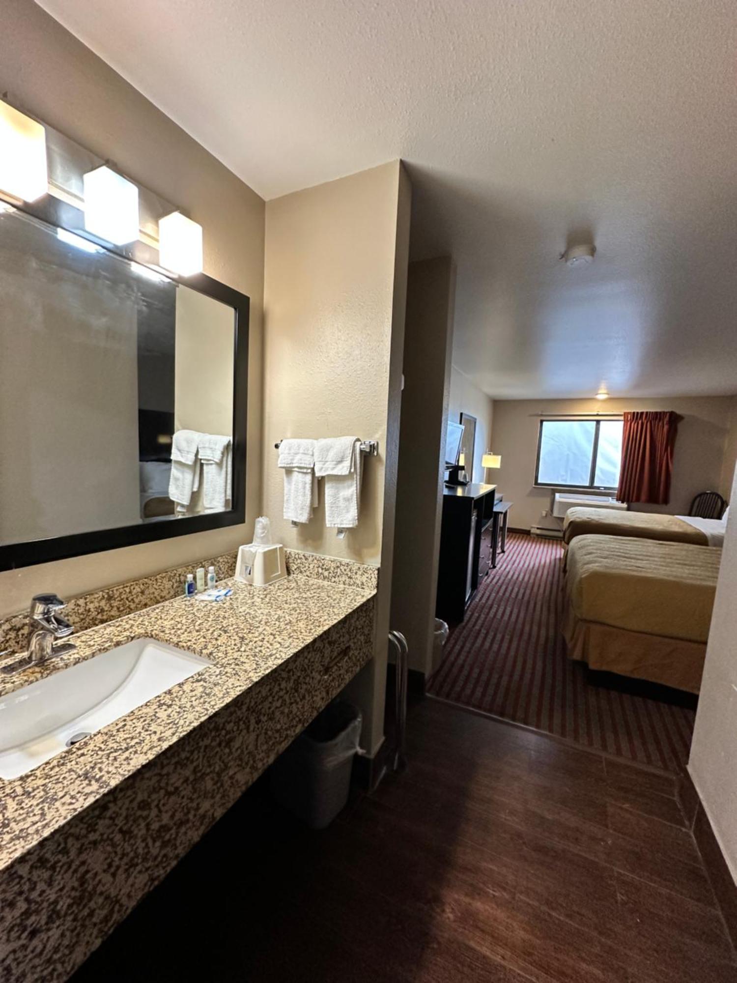 Rodeway Inn & Suites Madison East Esterno foto