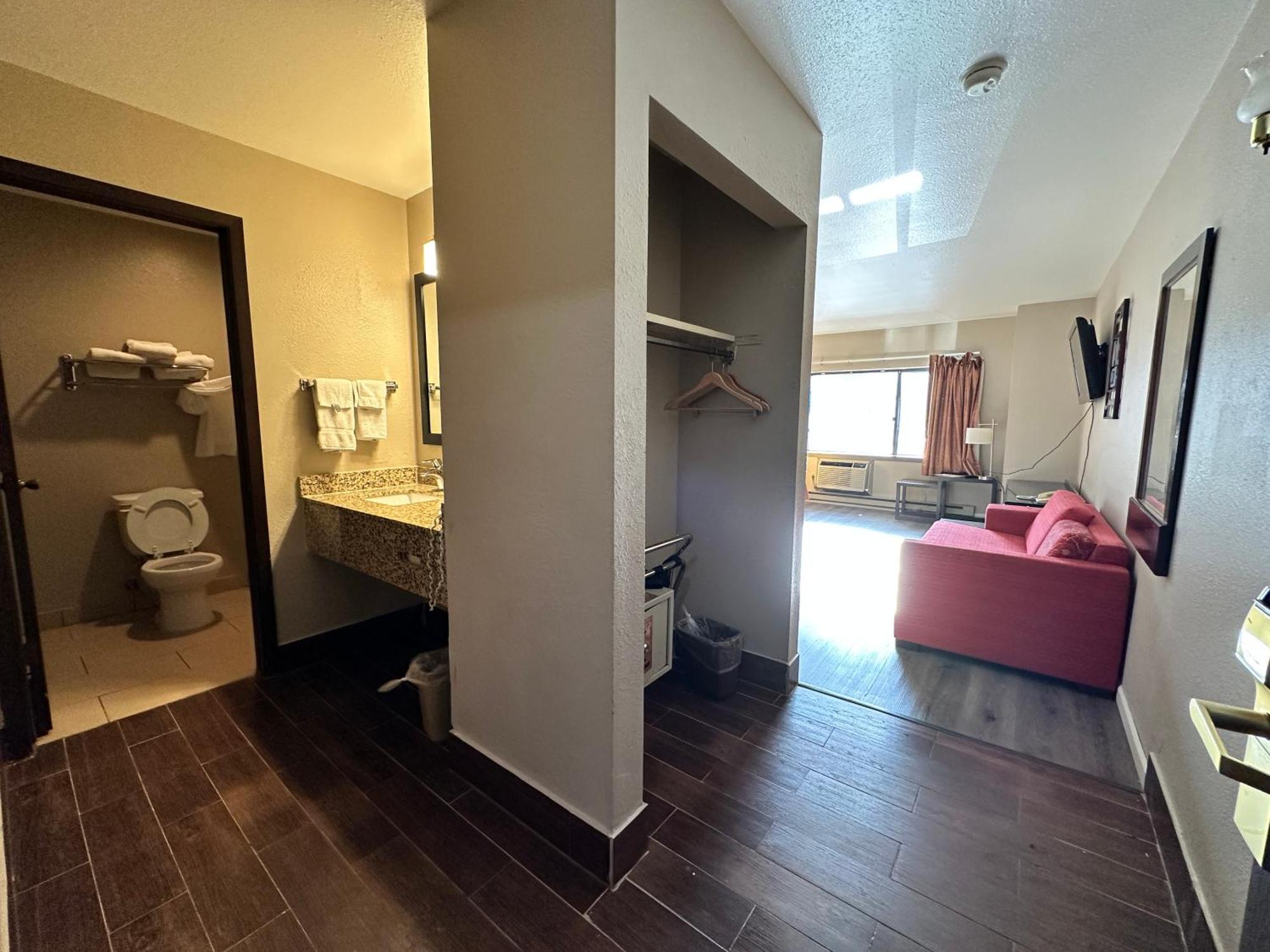 Rodeway Inn & Suites Madison East Esterno foto
