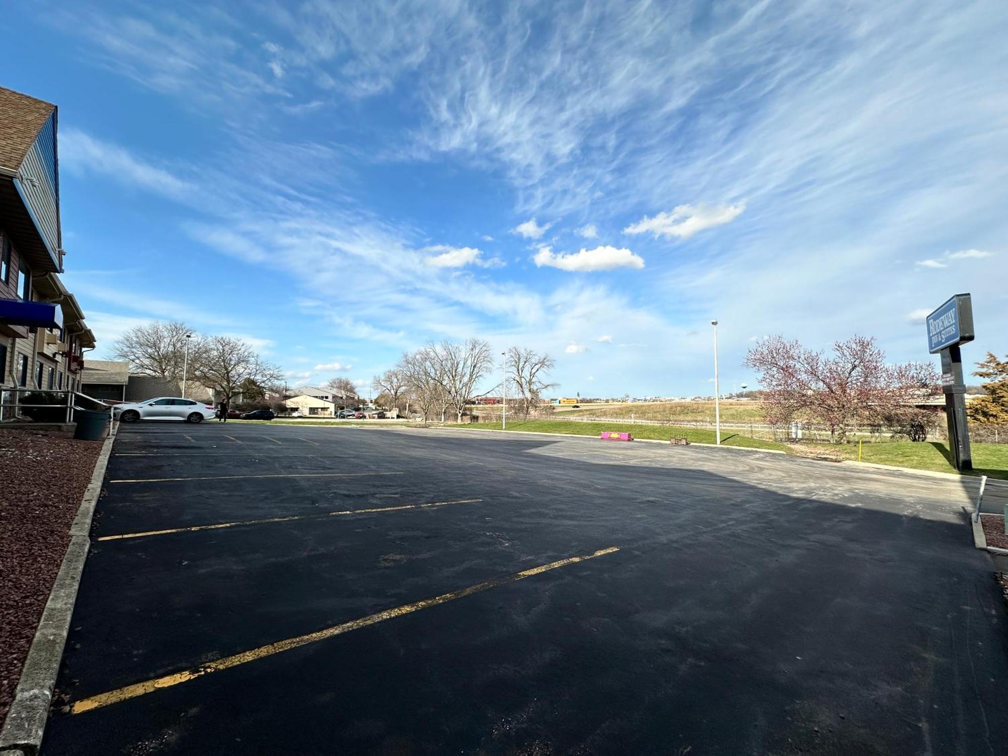 Rodeway Inn & Suites Madison East Esterno foto