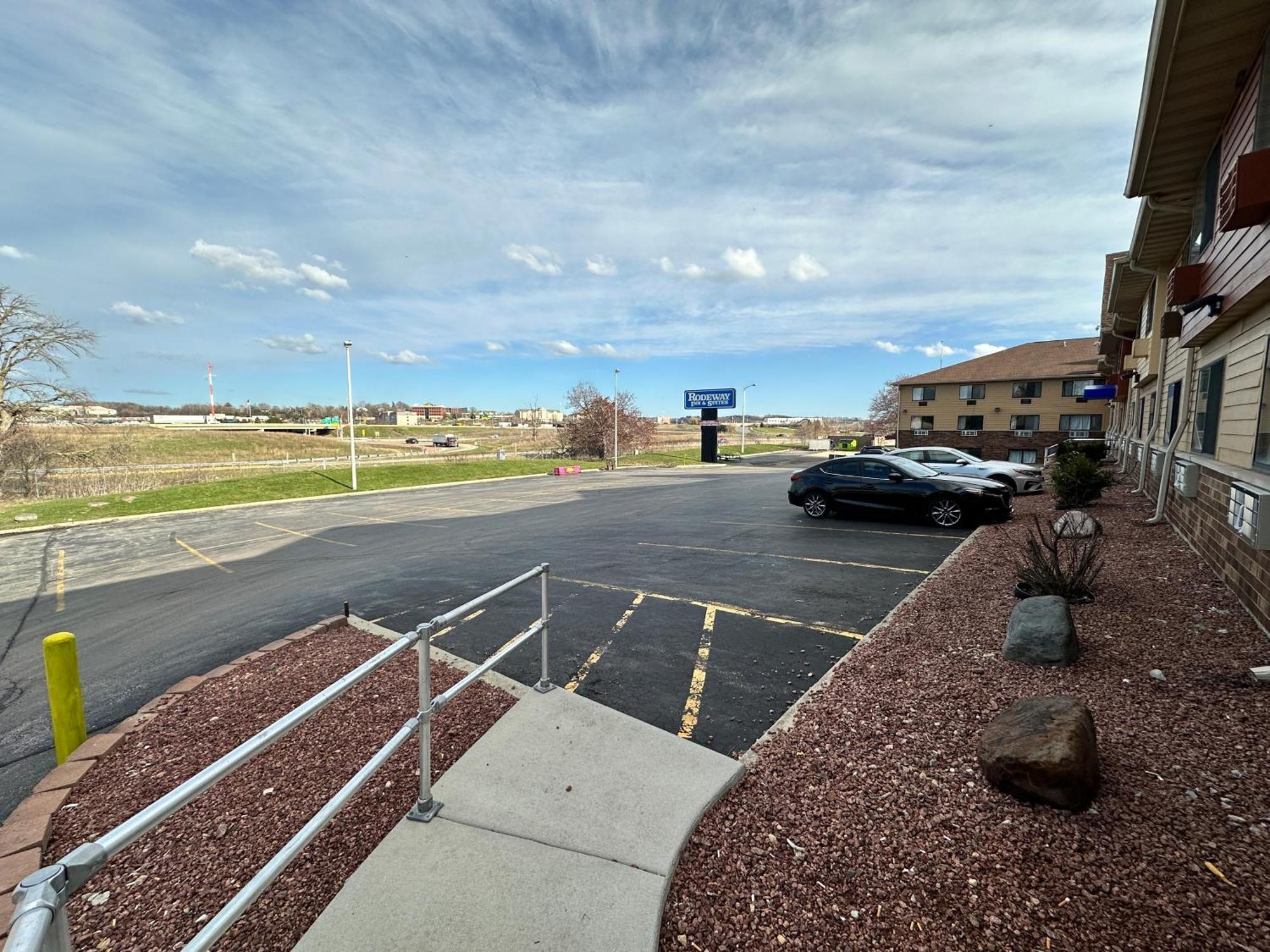 Rodeway Inn & Suites Madison East Esterno foto