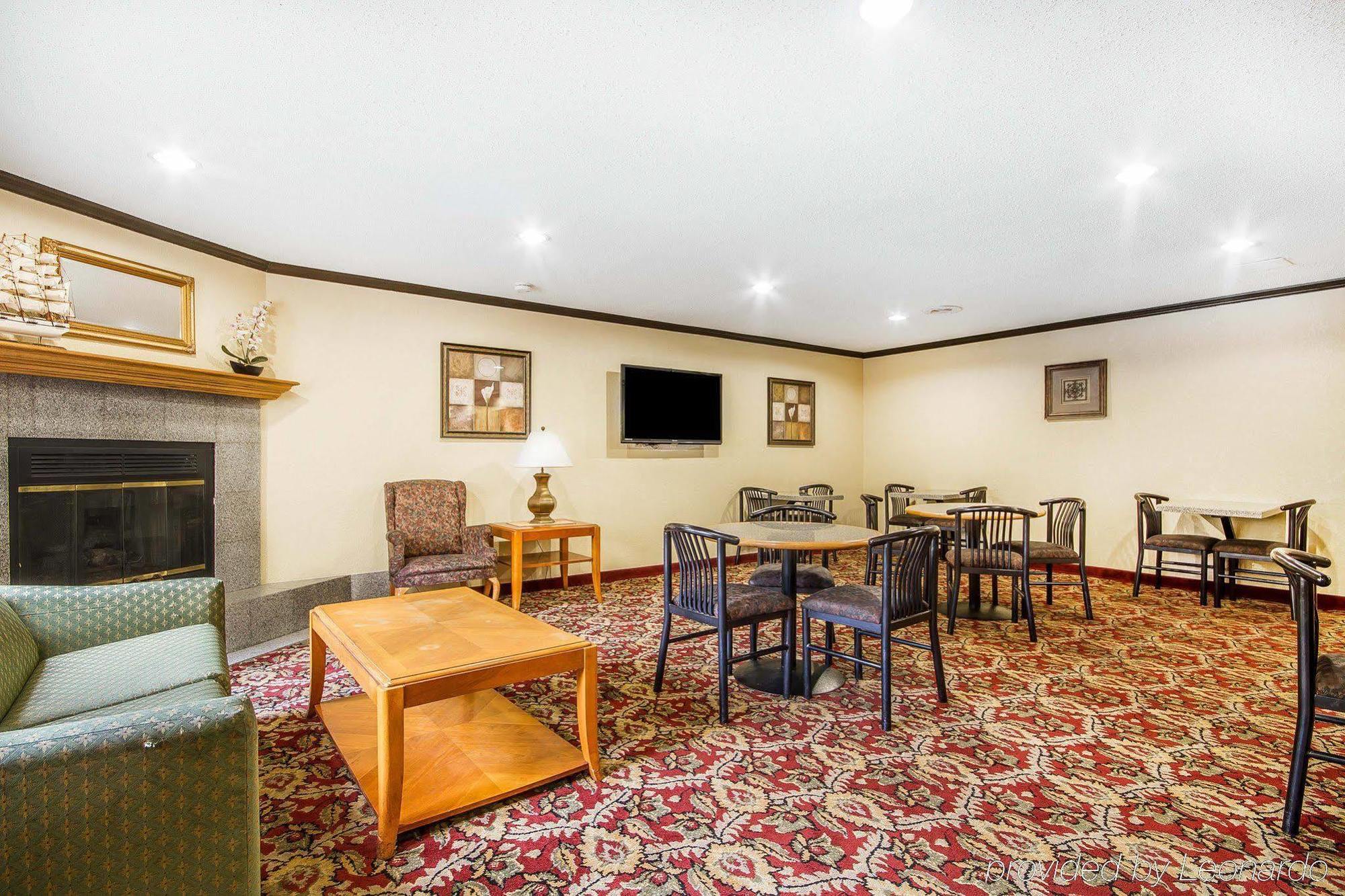 Rodeway Inn & Suites Madison East Esterno foto