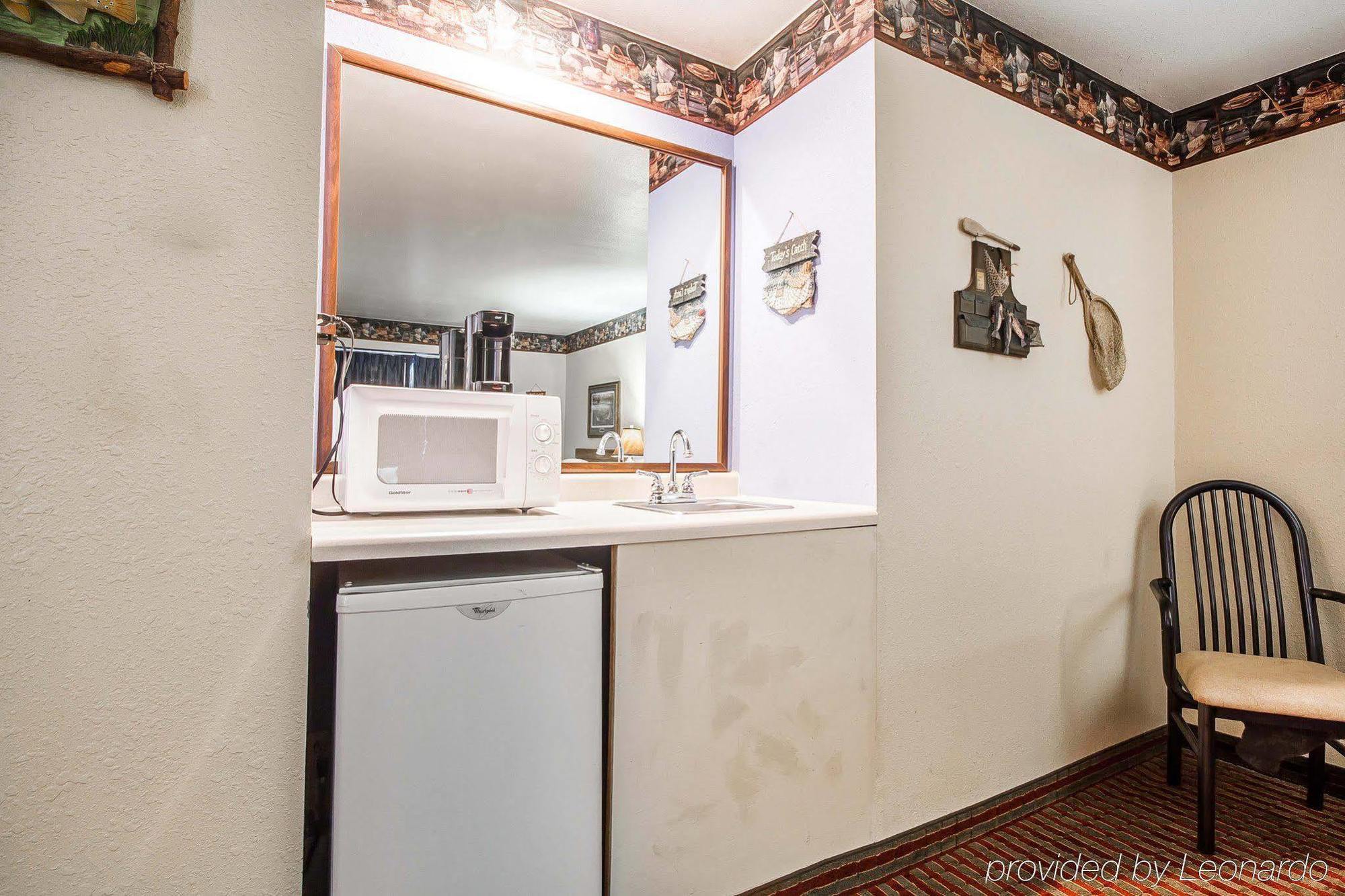 Rodeway Inn & Suites Madison East Esterno foto