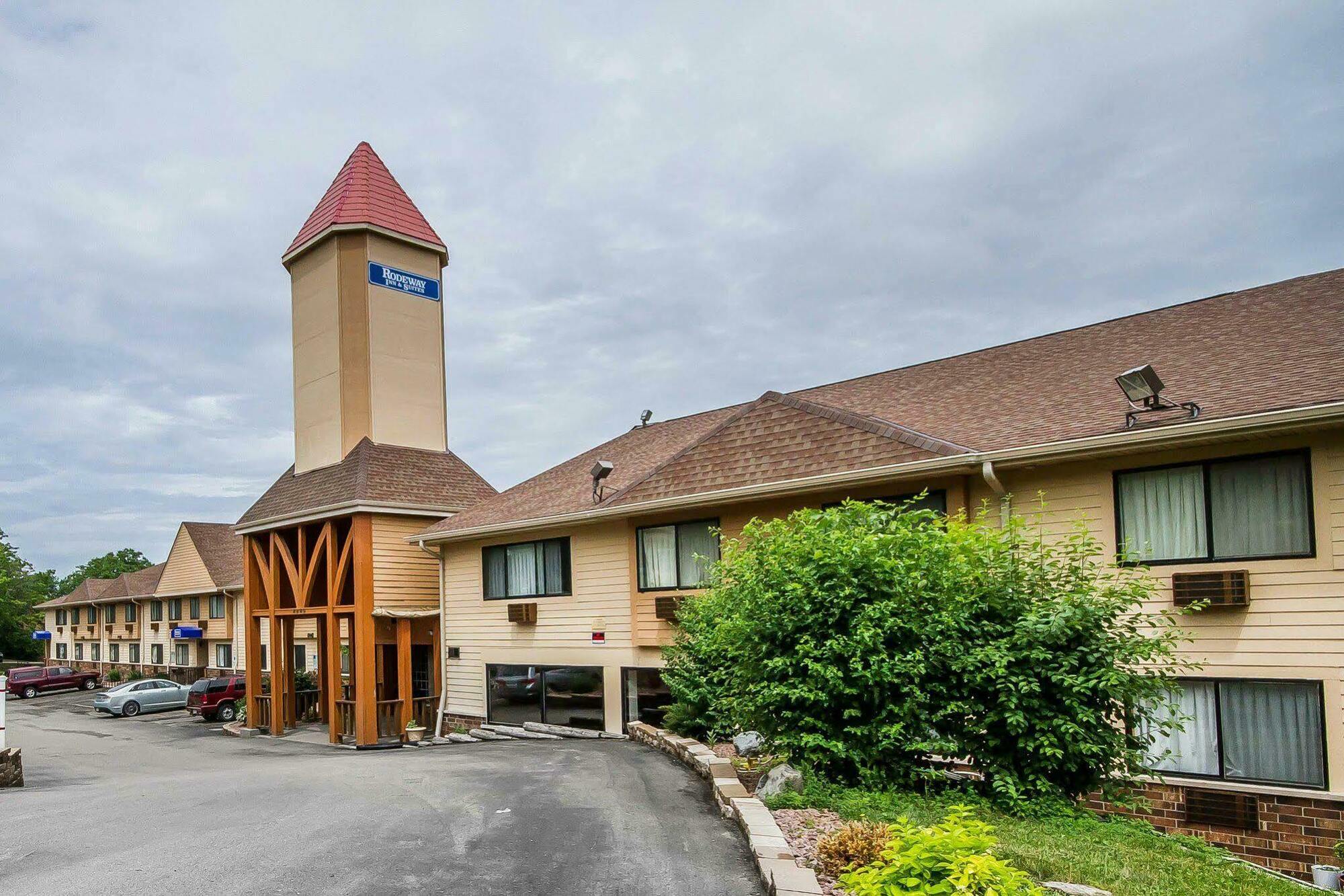 Rodeway Inn & Suites Madison East Esterno foto