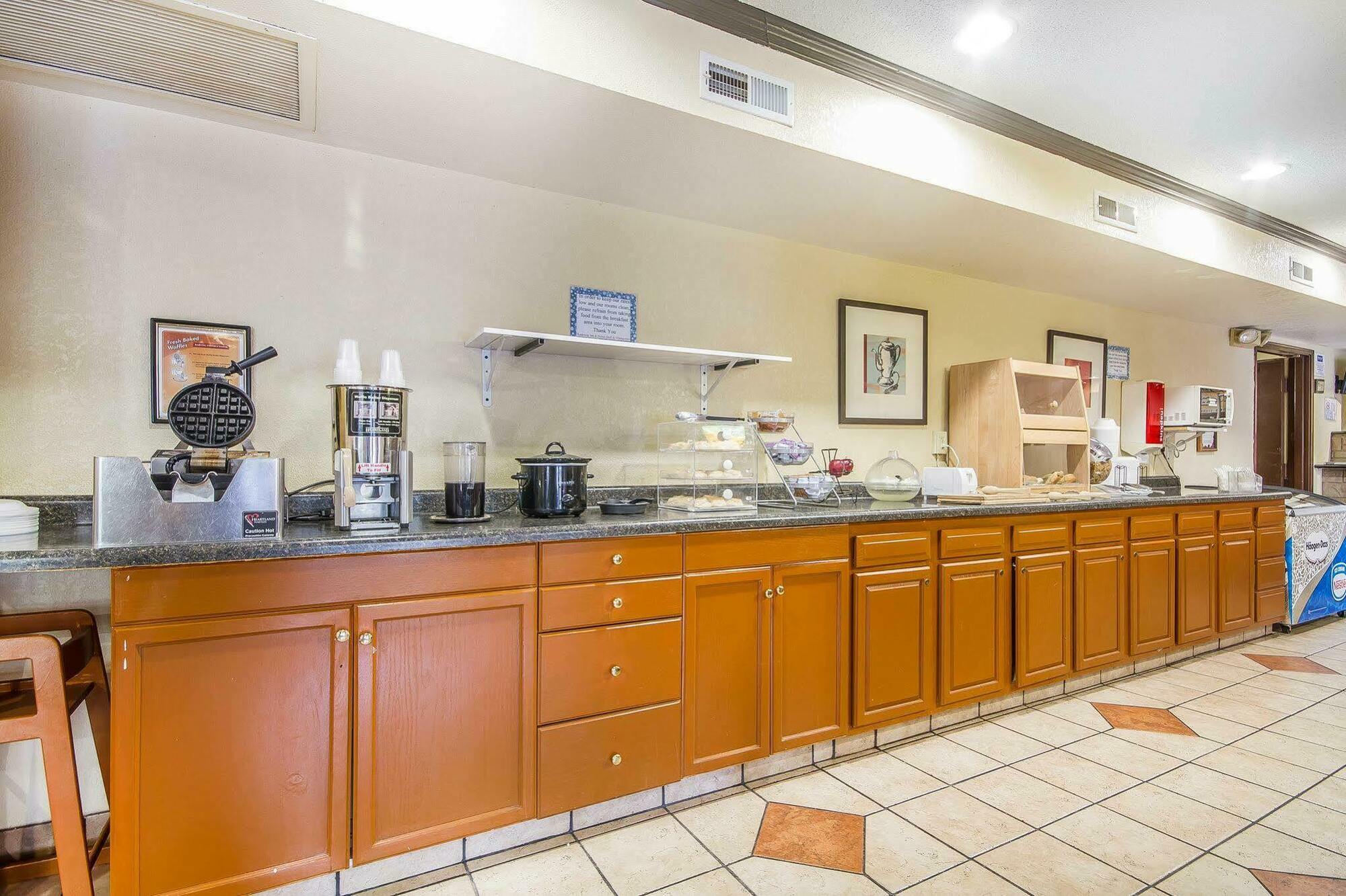 Rodeway Inn & Suites Madison East Esterno foto