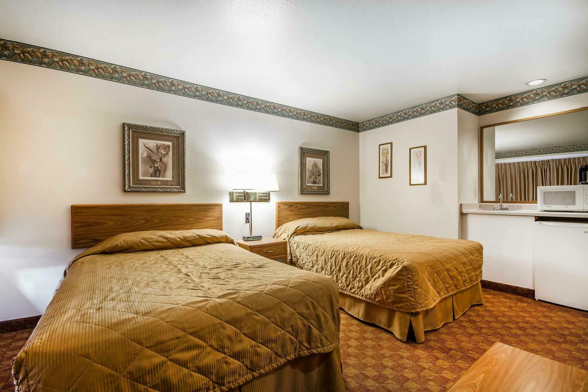 Rodeway Inn & Suites Madison East Esterno foto