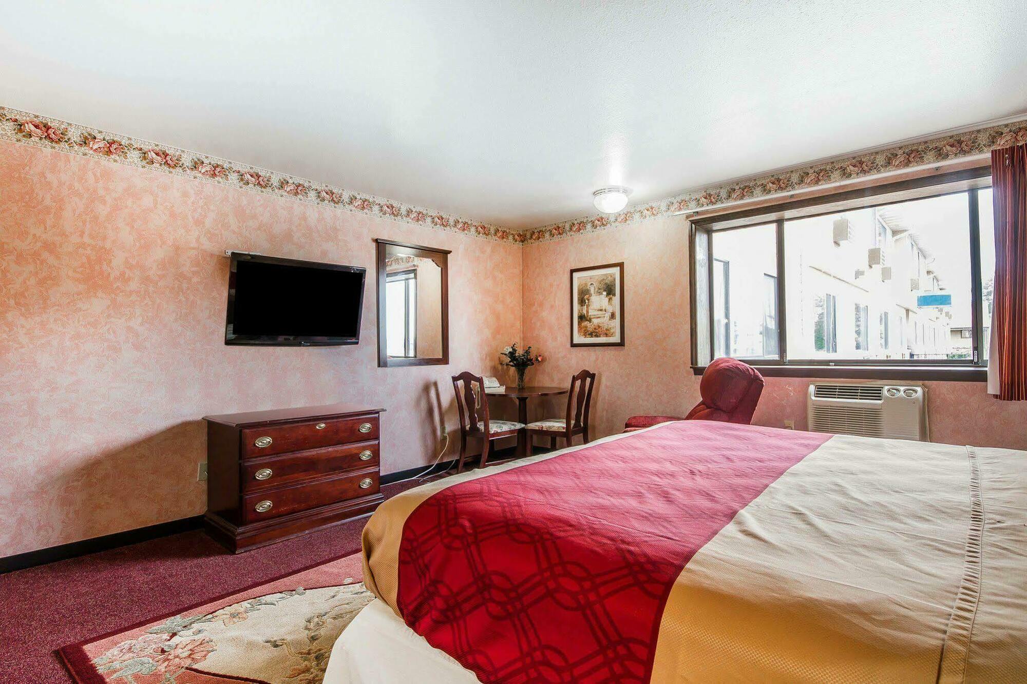 Rodeway Inn & Suites Madison East Esterno foto